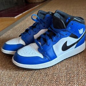 6Y almost new air Jordan sneakers